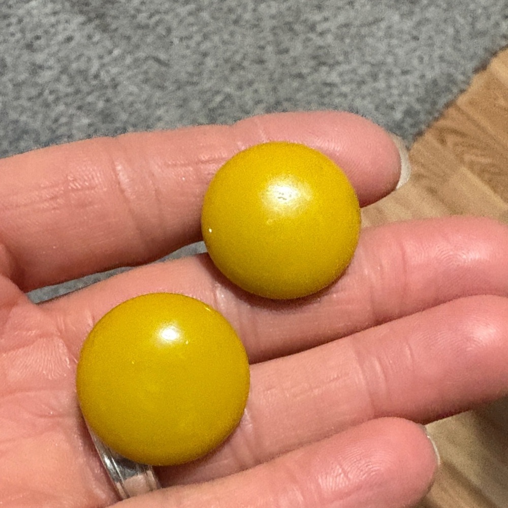 BAKELITE VINTAGE EGG YOLK ROUND BUTTON SCREWBACK 1" EARRINGS - Picture 4 of 8
